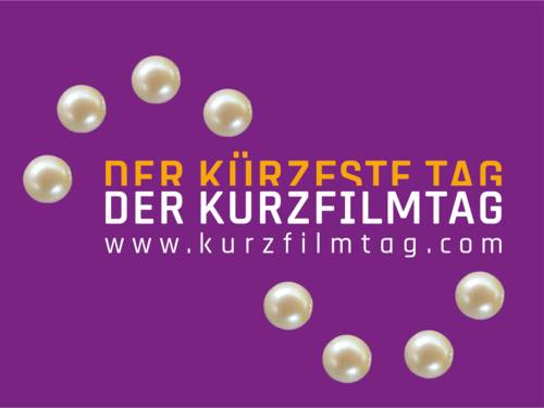 vor violetter Hintergrund der Schriftzug der kürzeste Tag der Kurzfilmtag - oben und unten je vier Perlen